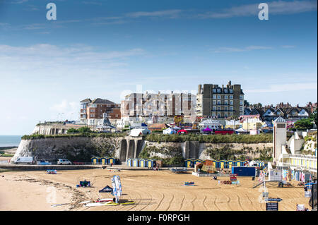 Proprietà costiere che si affaccia Viking Bay in Broadstairs Kent. Foto Stock