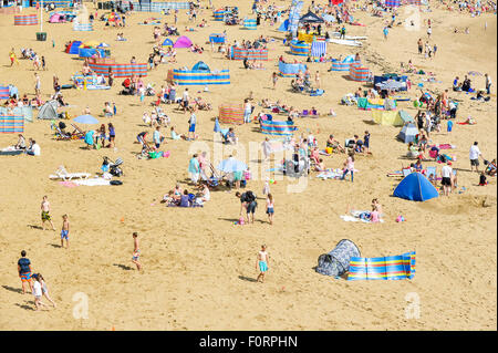 I turisti sulla spiaggia di Viking Bay in Broadstairs Kent. Foto Stock