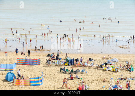 I turisti sulla spiaggia di Viking Bay in Broadstairs Kent. Foto Stock