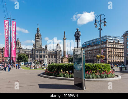 George Square a Glasgow Scozia con statua di Robert Peel in primo piano Foto Stock