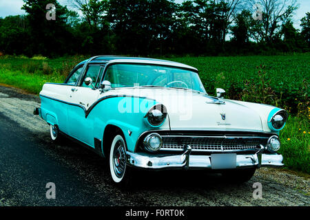 1955 Ford Fairlane Crown Victoria sul marciapiede Foto Stock