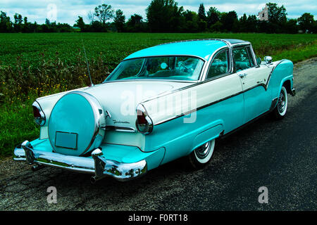 1955 Ford Fairlane Crown Victoria sulla pavimentazione vista posteriore Foto Stock