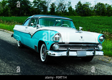 1955 Ford Fairlane Crown Victoria sul marciapiede Foto Stock