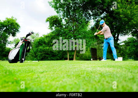 Il Golfer ottenere pronto a colpire il primo colpo lungo Foto Stock