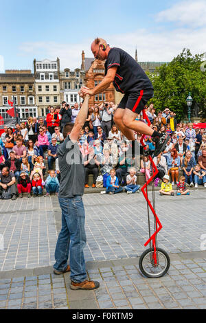 Intrattenitore su un monociclo intrattenere le folle a Edinburgh Fringe Festival presso il Tumulo, nei pressi di Princes Street, Edinburgh, Foto Stock