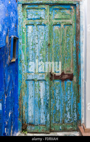 Vecchia porta di legno con peeling paint Foto Stock
