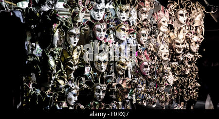 Una grande selezione di maschere in offerta a una pressione di stallo di carnevale a Venezia Foto Stock