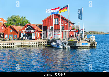 Un piccolo luogo sullo svedese westcoast molti barca e restarang Foto Stock