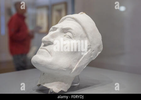 Weimar, Germania. 20 agosto 2015. Un calco in gesso della testa di Dante Alighieri (1265-1321) da un artista sconosciuto è visto alla mostra "ante, ein offenes Buch' (lit. Dante, un libro aperto) a Weimar, Germania, 20 agosto 2015. La duchessa Anna Amalia biblioteca di Weimar dedica la sua esposizione annuale per il poeta Italia in occasioni di il suo 750° compleanno. Foto: Candy Welz/dpa/Alamy Live News Foto Stock