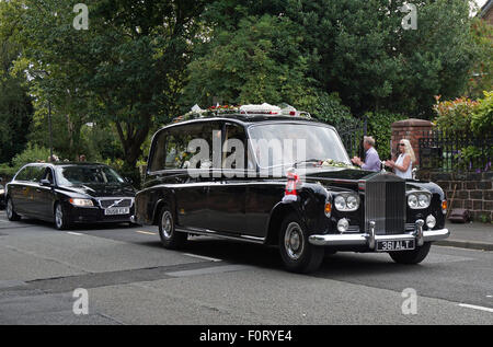 Liverpool, Regno Unito. 20 Agosto, 2015. Cilla Black servizio funebre ha avuto luogo alla chiesa di Santa Maria in Woolton, Liverpool nel pomeriggio di giovedì 20 agosto, 2015. Centinaia girato fuori per pagare il loro ultimo rispetta. Credito: Pak Hung Chan/Alamy Live News Foto Stock