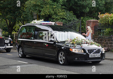 Liverpool, Regno Unito. 20 Agosto, 2015. Cilla Black servizio funebre ha avuto luogo alla chiesa di Santa Maria in Woolton, Liverpool nel pomeriggio di giovedì 20 agosto, 2015. Centinaia girato fuori per pagare il loro ultimo rispetta. Credito: Pak Hung Chan/Alamy Live News Foto Stock