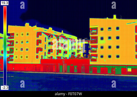 Thermovision a raggi infrarossi dell'immagine che mostra la mancanza di isolamento termico su edificio residenziale Foto Stock