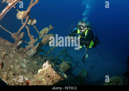 Mar Rosso, Egitto. 15 ottobre, 2014. Sommozzatore guardando wreckship Gianis D. Mare Rosso, Sharm El Sheikh, Egitto © Andrey Nekrasov/ZUMA filo/ZUMAPRESS.com/Alamy Live News Foto Stock