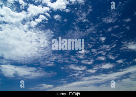 Blu cielo con diversi tipi di cloud sfondo Foto Stock