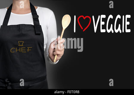 Io amo veggie chef holding cucchiaio di cottura dello sfondo. Foto Stock