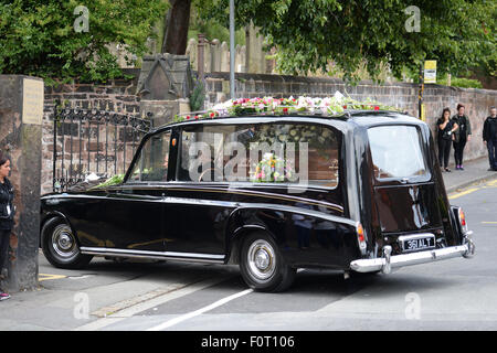 Cilla Black funerale nella chiesa di Santa Maria, Woolton Village, Liverpool. La folla si è rivelata e foderato le strade. 20 Agosto 2015 Foto Stock