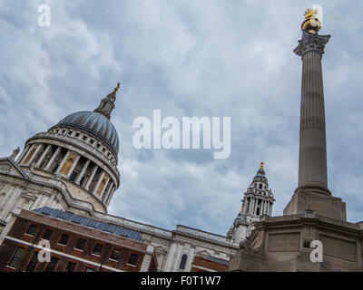 Paternoster square, la Cattedrale di St Paul e la colonna sotto un cielo nuvoloso a Londra Foto Stock