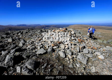 Walker al Vertice il Tumulo di alta sollevare cadde, High Street, Martindale valle comune, Parco Nazionale del Distretto dei Laghi, Cumbria, Foto Stock