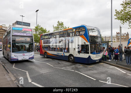 Primo autobus e autobus di stagecoach alla stazione degli autobus di Piccadilly Gardens Manchester Inghilterra Regno Unito Foto Stock