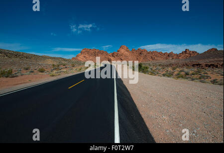 Strada vuota della Valle del Fuoco Autostrada Overton, Nevada Foto Stock