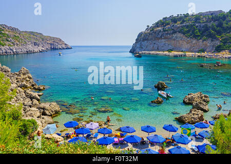 Affacciato sulla splendida spiaggia di Anthony Quinn Bay Rodi Grecia Europa Foto Stock