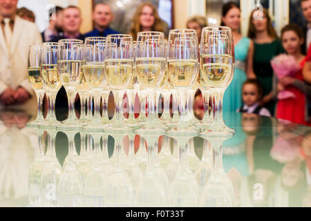 Impostare in piedi su un tavolo con bicchieri di champagne Foto Stock