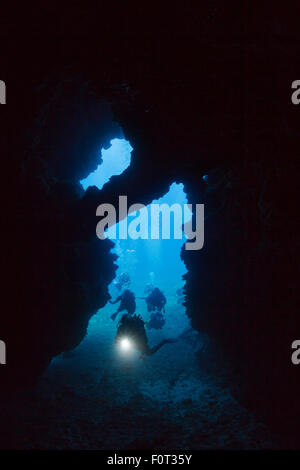 Divers (MR) raffigurato all'entrata alla prima cattedrale fuori dell'isola di Lanai, Hawaii. Foto Stock