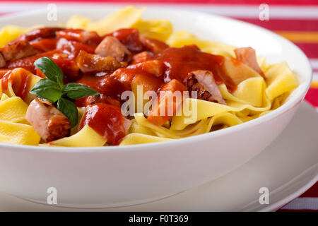 Tagliatelle all'uovo con carne in salsa di pomodoro Foto Stock