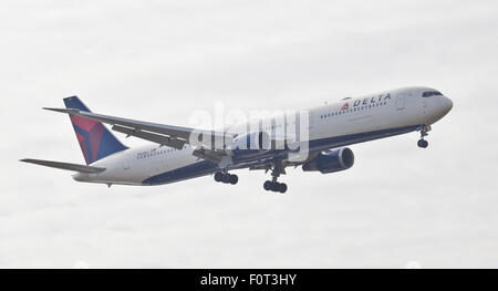 Delta Air Lines Boeing 767 N843MH arrivando all aeroporto di Heathrow LHR Foto Stock