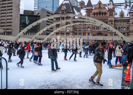 Pattinaggio sul ghiaccio in Nathan Phillips SQUARE, Toronto, Ontario, Canada - circa 2012. Foto Stock