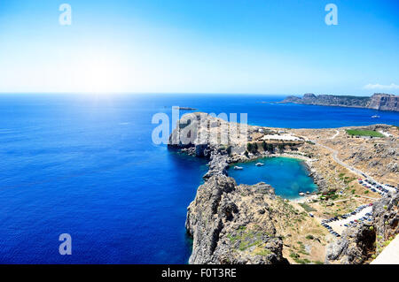 Affacciato sulla spiaggia principale di Lindos sul isola di Rodi Grecia Foto Stock