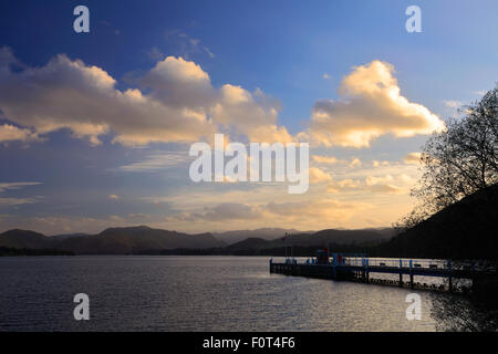 Sunset over Ullswater, Pooley Bridge village, Parco Nazionale del Distretto dei Laghi, Cumbria County, Inghilterra, Regno Unito. Foto Stock