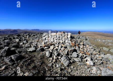 Walker al Vertice il Tumulo di alta sollevare cadde, High Street, Martindale valle comune, Parco Nazionale del Distretto dei Laghi, Cumbria, Foto Stock