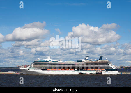 Silhouette Celebrity Solstice classe lussuosa nave da crociera di proprietà di e gestito da Celebrity Cruises attraccata a San Pietroburgo in Russia Foto Stock