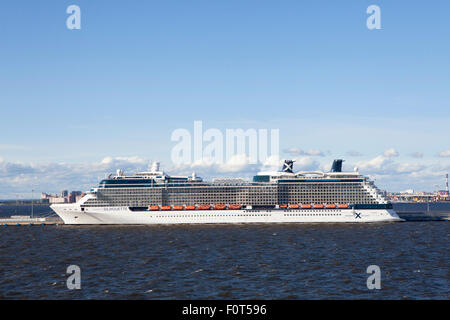 Silhouette Celebrity Solstice classe lussuosa nave da crociera di proprietà di e gestito da Celebrity Cruises attraccata a San Pietroburgo in Russia Foto Stock