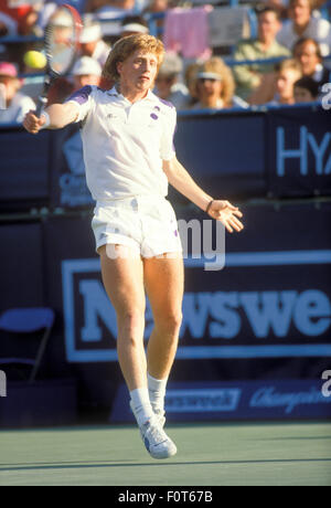 Boris Becker in azione al Newsweek Champions Cup nel torneo di Indian Wells, California nel marzo 1988. Foto Stock