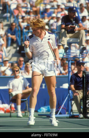 Boris Becker in azione al Newsweek Champions Cup nel torneo di Indian Wells, California nel marzo 1988. Foto Stock