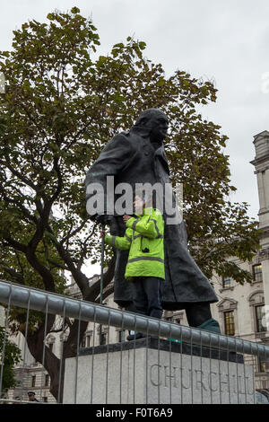 Londra, Regno Unito. 22 ott 2014. Immagini di file: Daniel Baker (noto anche come Danny Freeman) attualmente (20 agosto 2015) in prova a Westminster Magistrates Court in seguito alla sua occupazione di Winston Churchill statua in piazza del Parlamento in ottobre 2014 Credit: Guy Corbishley/Alamy Live News Foto Stock