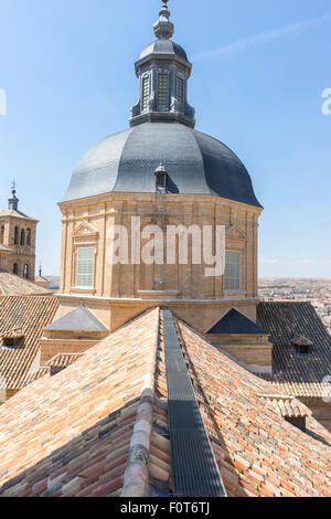 Belfry in Toledo, visto dal tetto di tegole Foto Stock