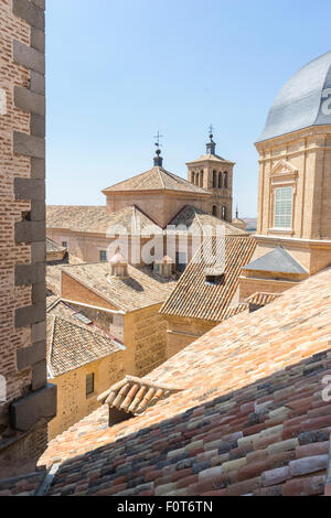 Architettura, Belfry in Toledo, visto dal tetto di tegole Foto Stock