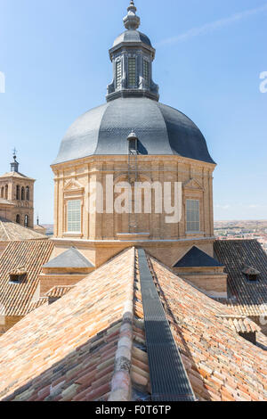 Spagna, Belfry in Toledo, visto dal tetto di tegole Foto Stock