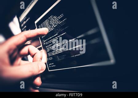 Programmatore di lavoro. Programmatore che mostra il codice problema sullo schermo. Foto Stock
