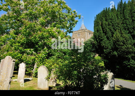 Curchyard di St Mary a Rye, East Sussex, Regno Unito, in estate Foto Stock