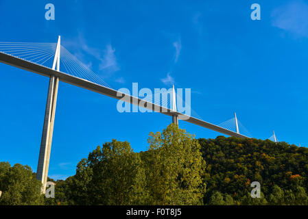 Famoso ponte sospeso al di sopra del aveyron river a milau in Francia Foto Stock