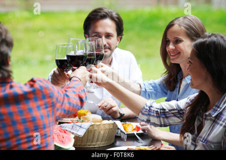 Due giovani coppie di mangiare la cena Foto Stock