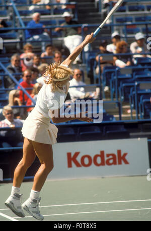 Martina Navratilova in azione presso l'U.S. Aprire il torneo di tennis a Flushing Meadows Park nel settembre 1988 Foto Stock