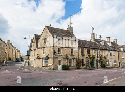 Piuttosto tradizionale pietra di Cotswold edifici terrazzati a Tetbury, una piccola città nel Gloucestershire, Regno Unito Foto Stock