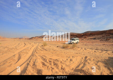 SUV 4x4 Toyota Land Cruiser nel deserto dell'Egitto Foto Stock