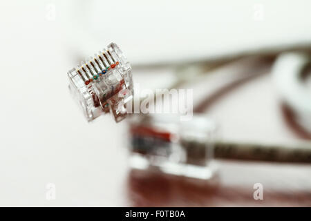 Chiusura del connettore maschio RJ45 LAN rete sulla scrivania di legno Foto Stock