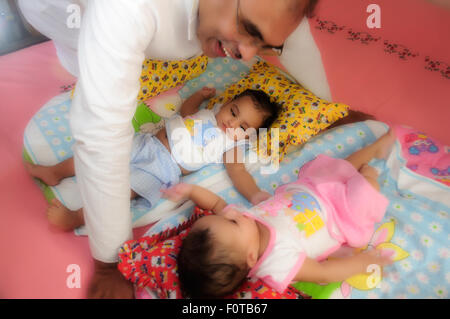 Ritratto di una famiglia felice, Bengali padre con dolci poco figlio condividendo le gioie e le felicità con spazio di copia Foto Stock